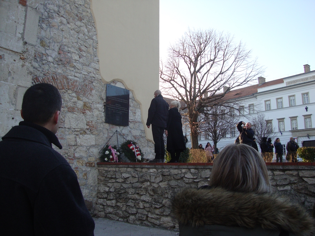 200208.Várban főhajtás 16 x